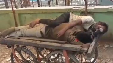 Madhya Pradesh: Drunk Cop, Man Spotted Sleeping on Handcart at Roadside in Damoh, Video Surfaces